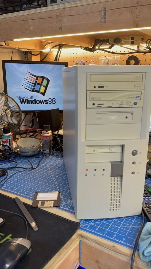 Beige tower beside a monitor showing the Windows 98 logo