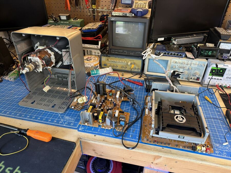 VCR boards and deck mechanism laid out for service
